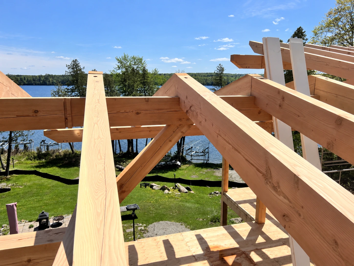 Structure en bois massif au-dessus du lac