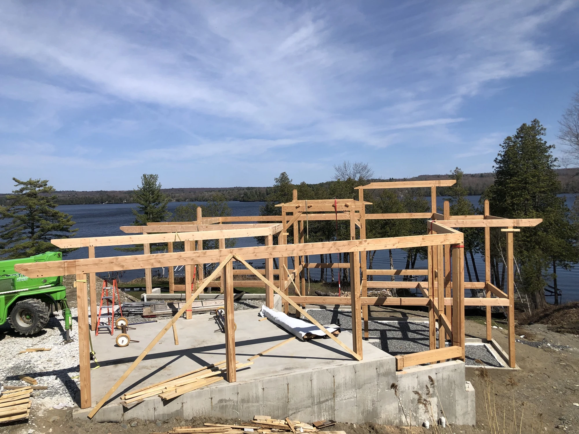 Vue d’ensemble des poteaux et poutres de la résidence en construction au bord du lac