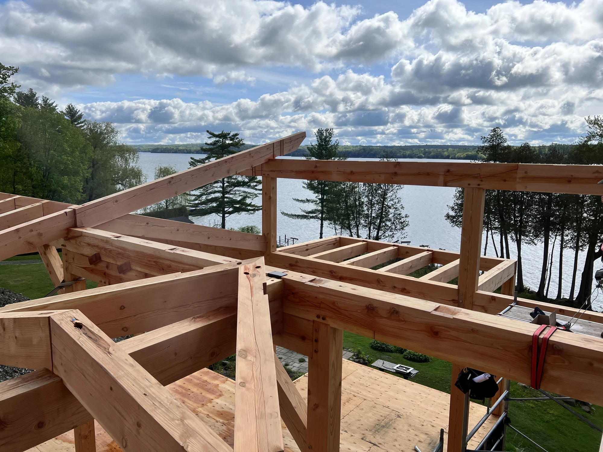 Détail des poutres et de la charpente de toiture surplombant le lac