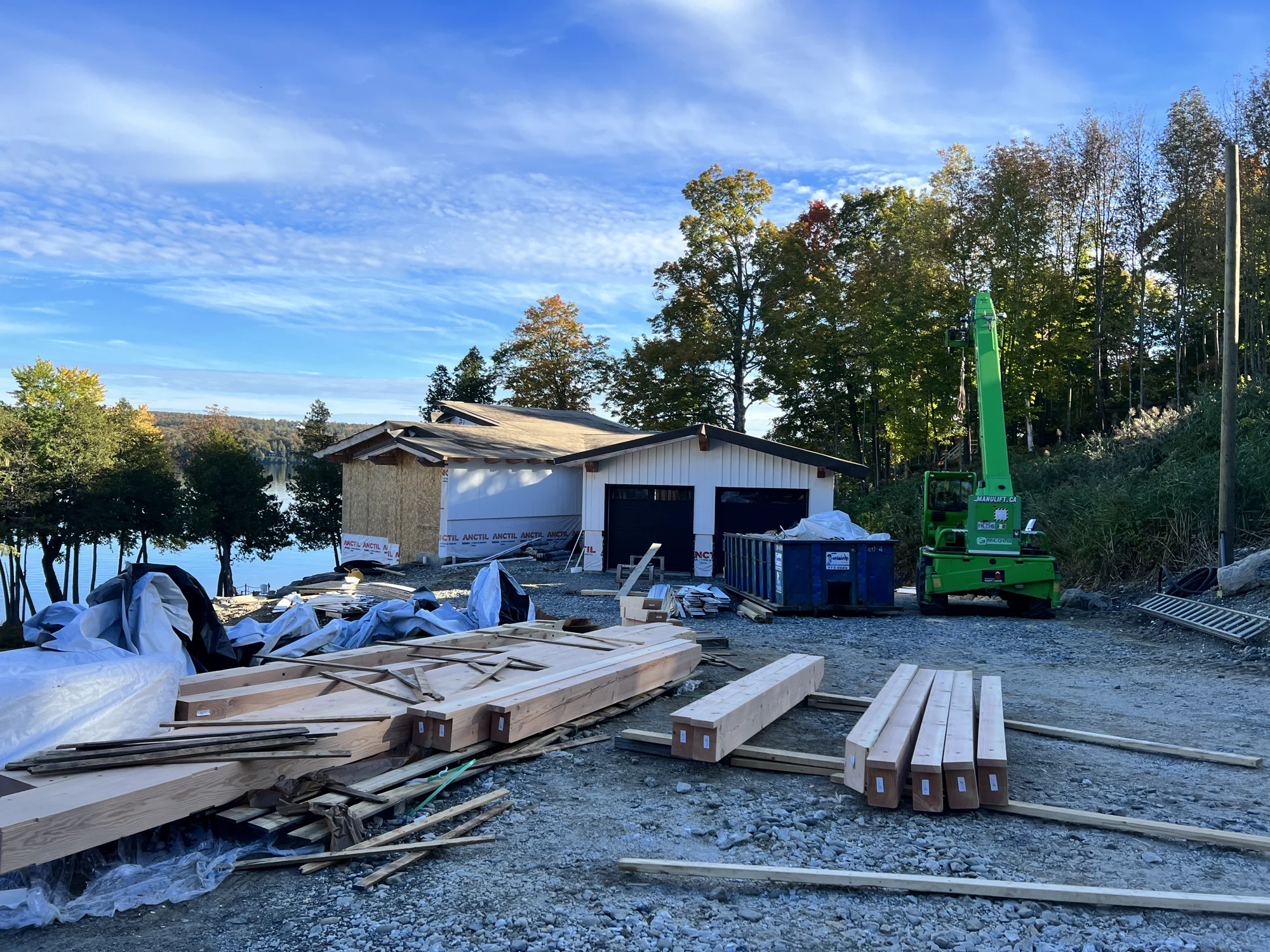 Pièces de bois et engin de levage sur le chantier de la résidence