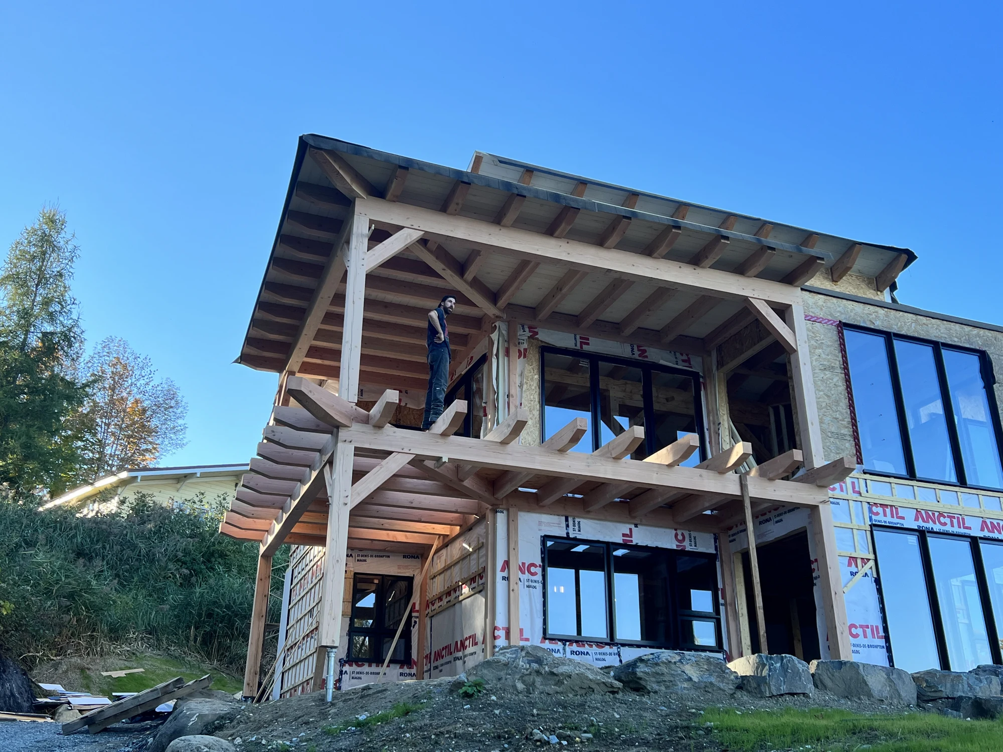 Vue en angle de la résidence montrant la toiture et les terrasses en bois massif