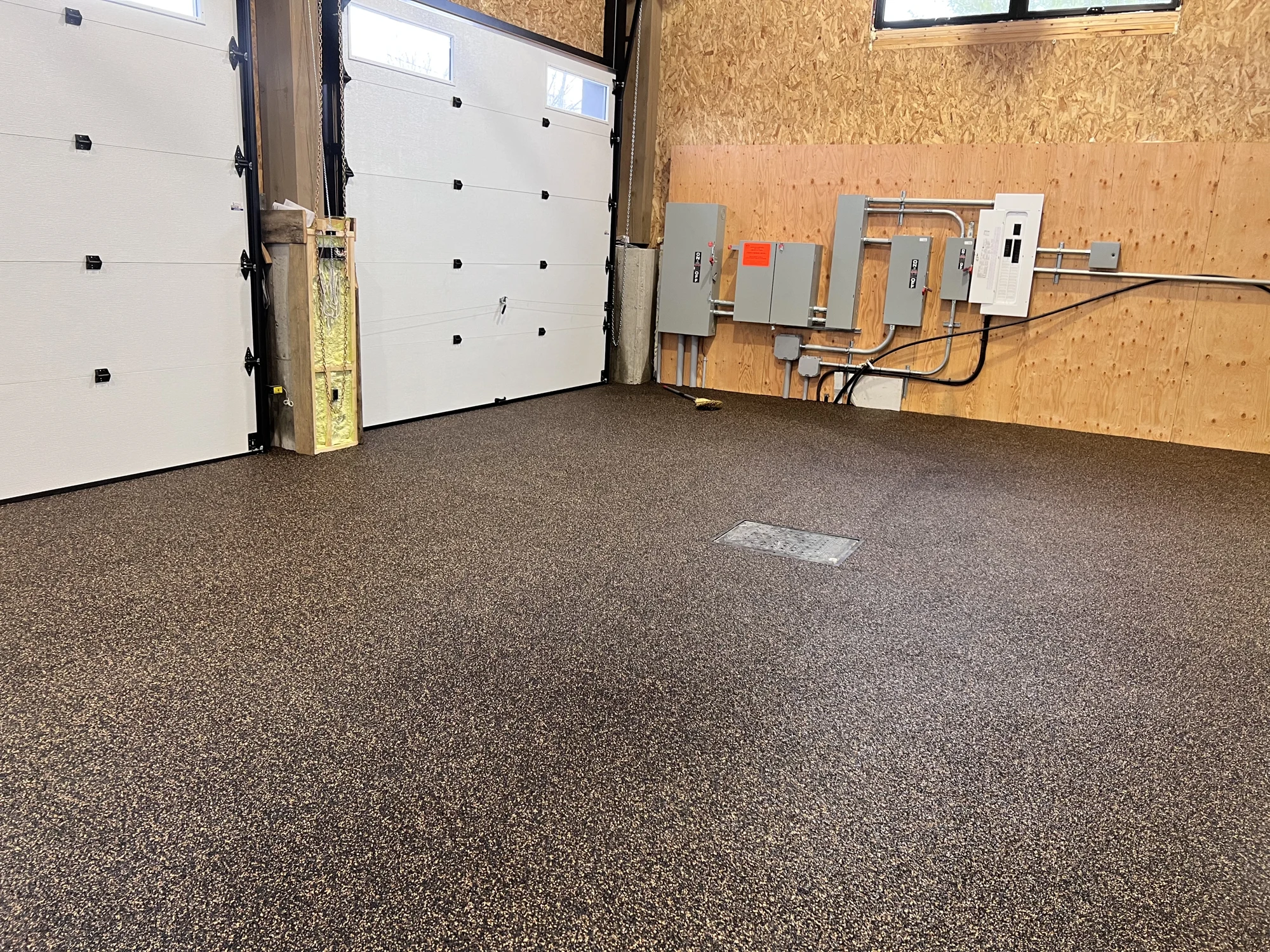 Plancher fini du garage devant les portes sectionnelles