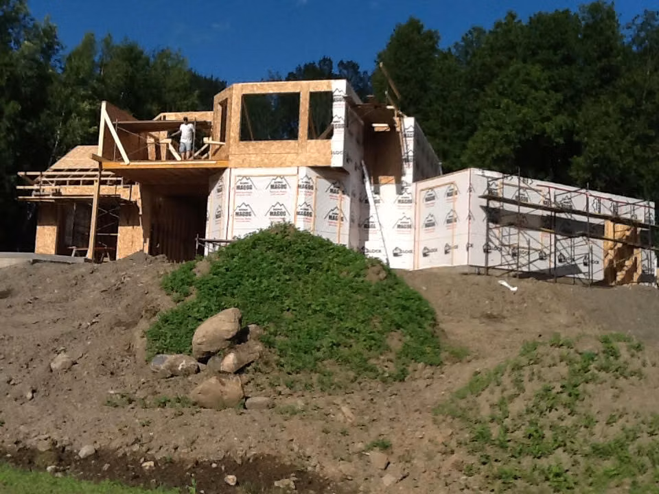 Vue d’ensemble de la résidence en construction sur un terrain en pente