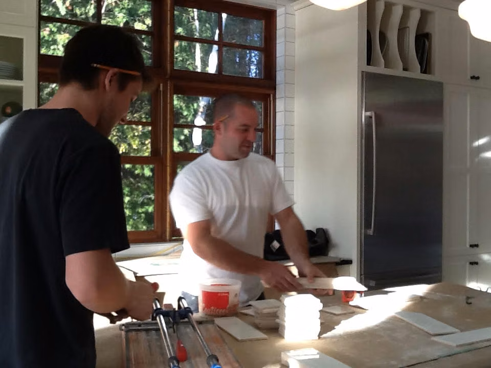 Deux personnes préparant les éléments de finition dans la cuisine