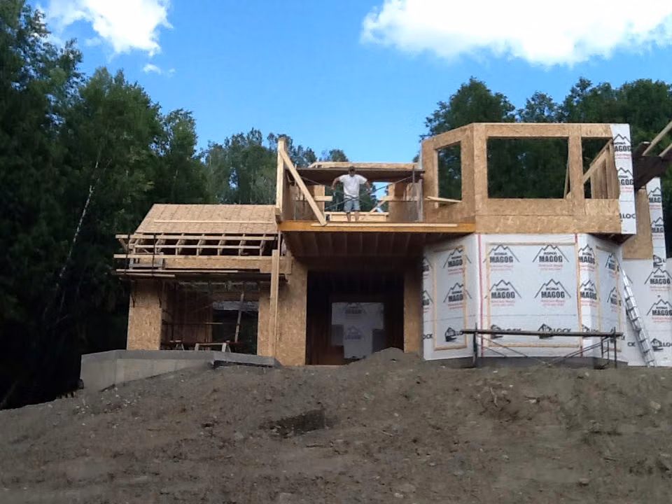 Ossature de la résidence en chantier avec balcon à l’étage