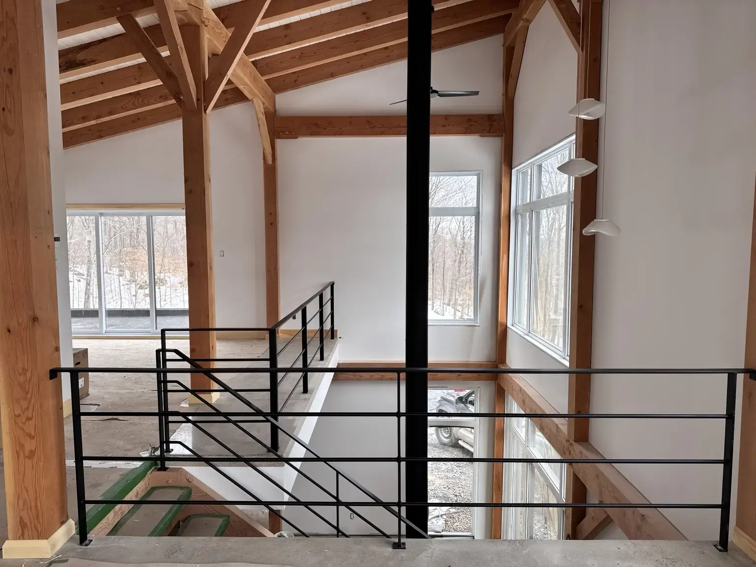 Bois massif, acier noir et murs blancs dans un intérieur contemporain