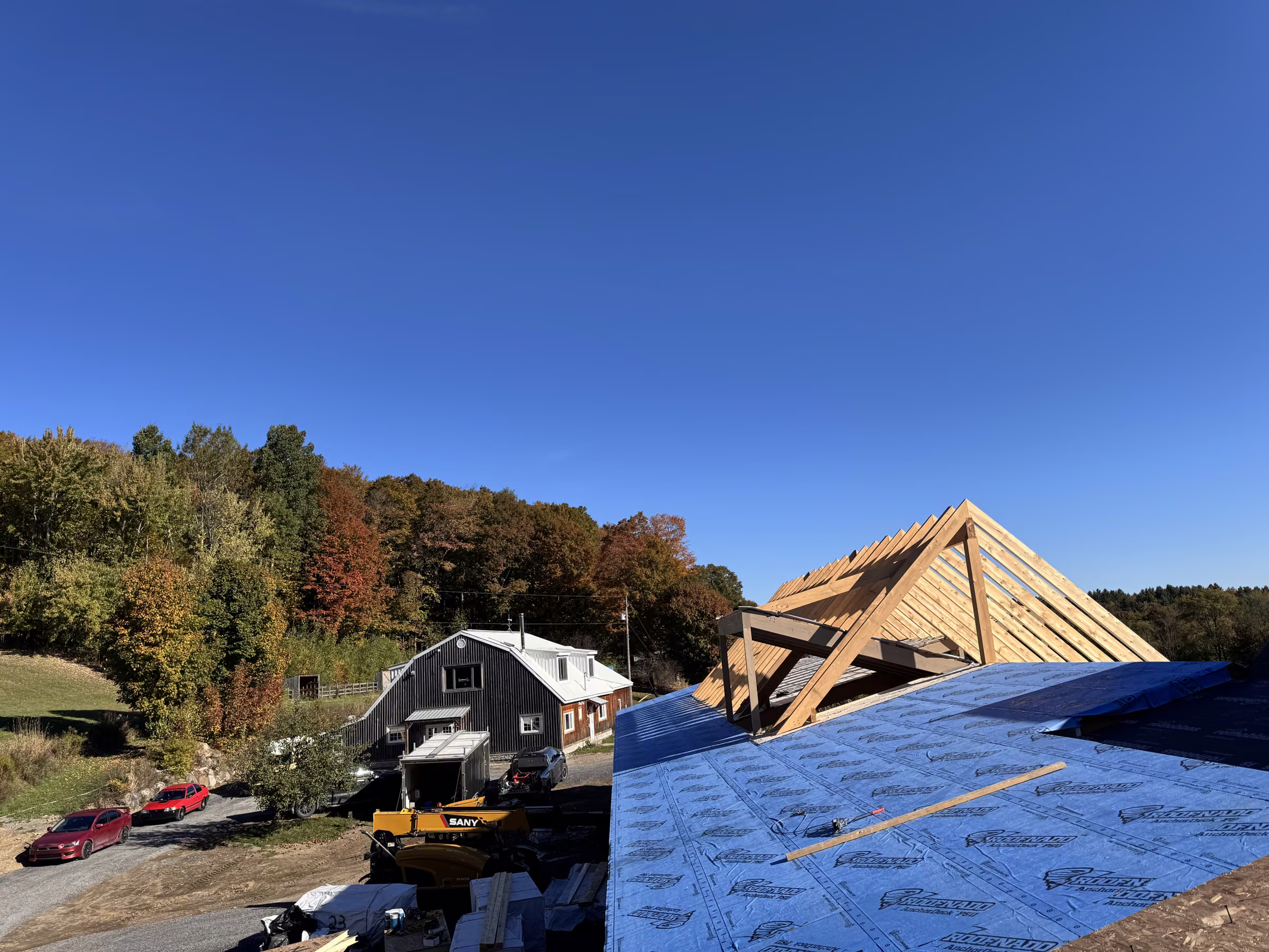 La charpente prend forme à l’automne