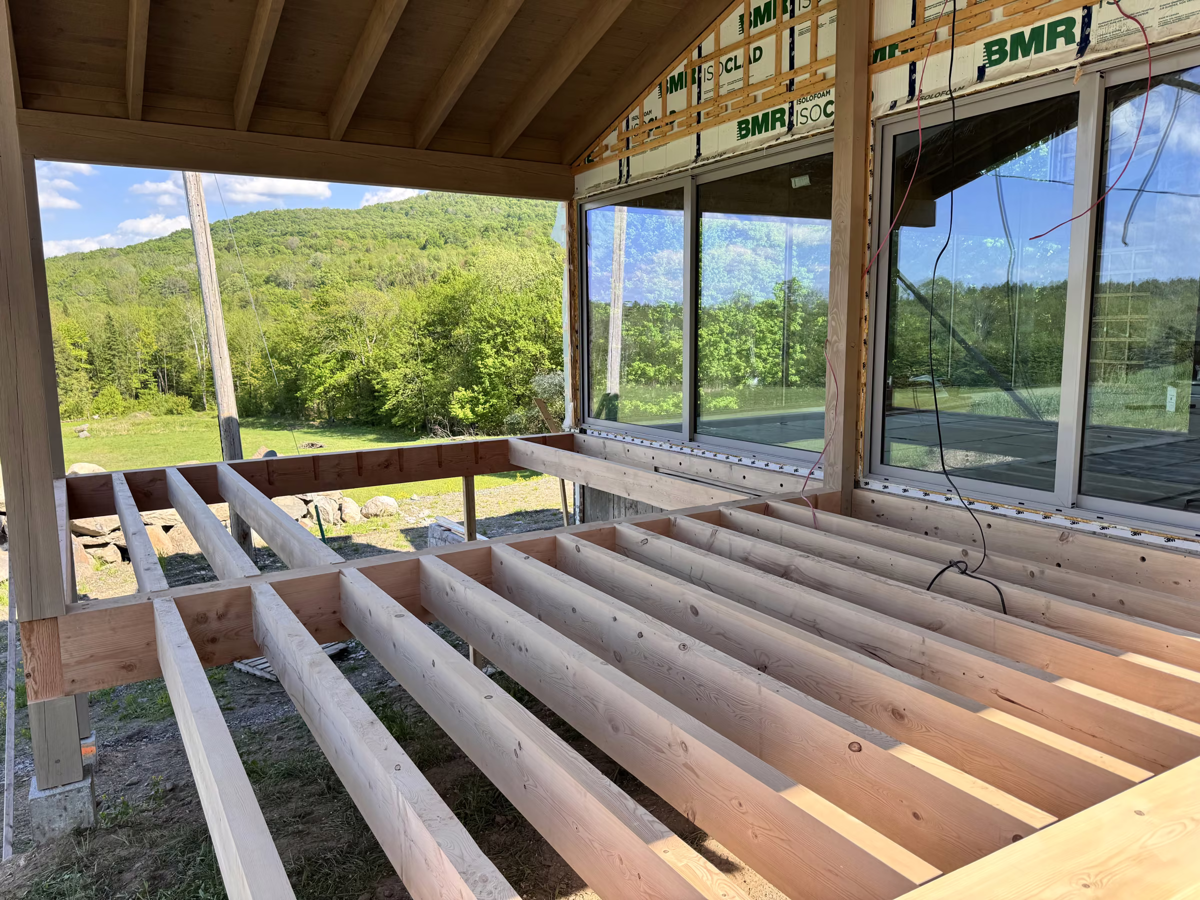 La terrasse et ses grandes ouvertures