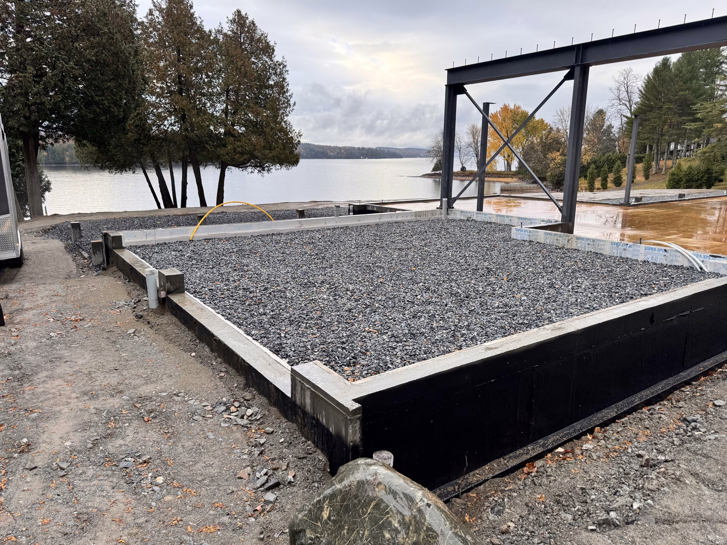 Les fondations au bord du lac