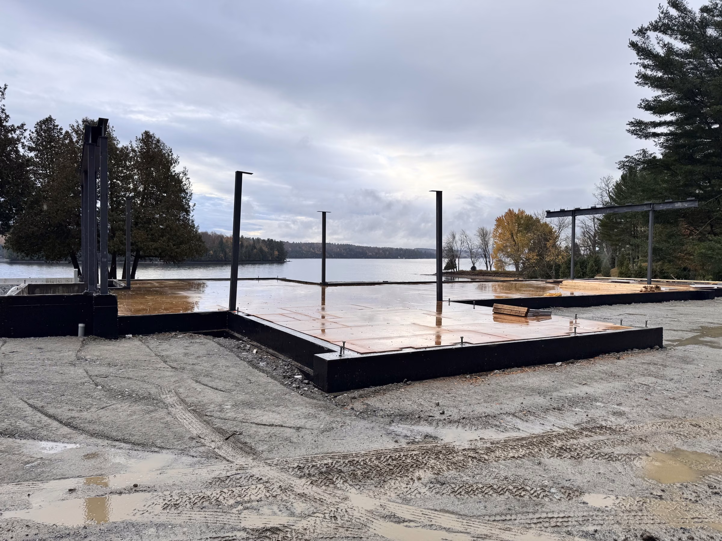 La structure métallique et le premier plancher