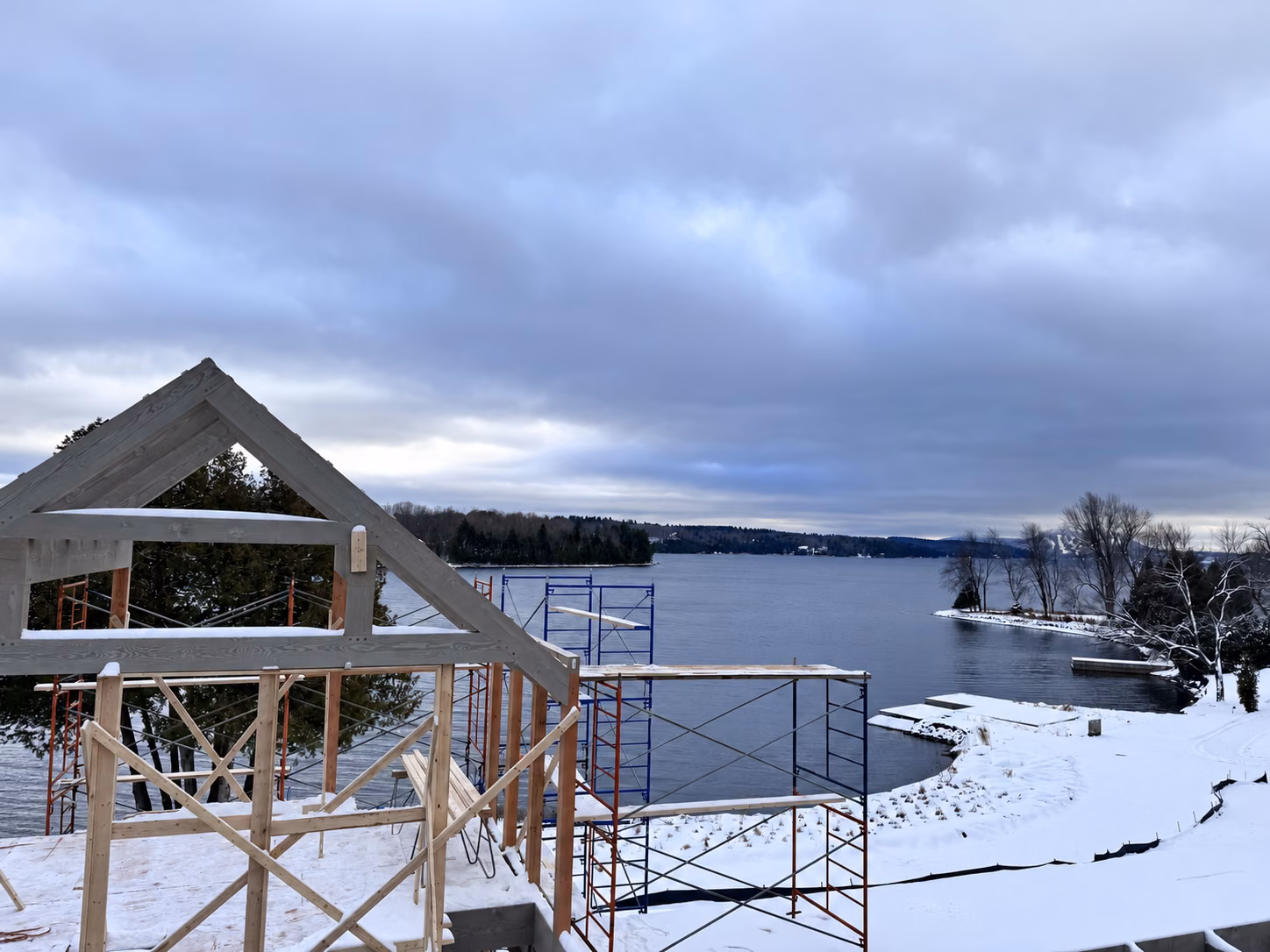 Les pignons face au lac