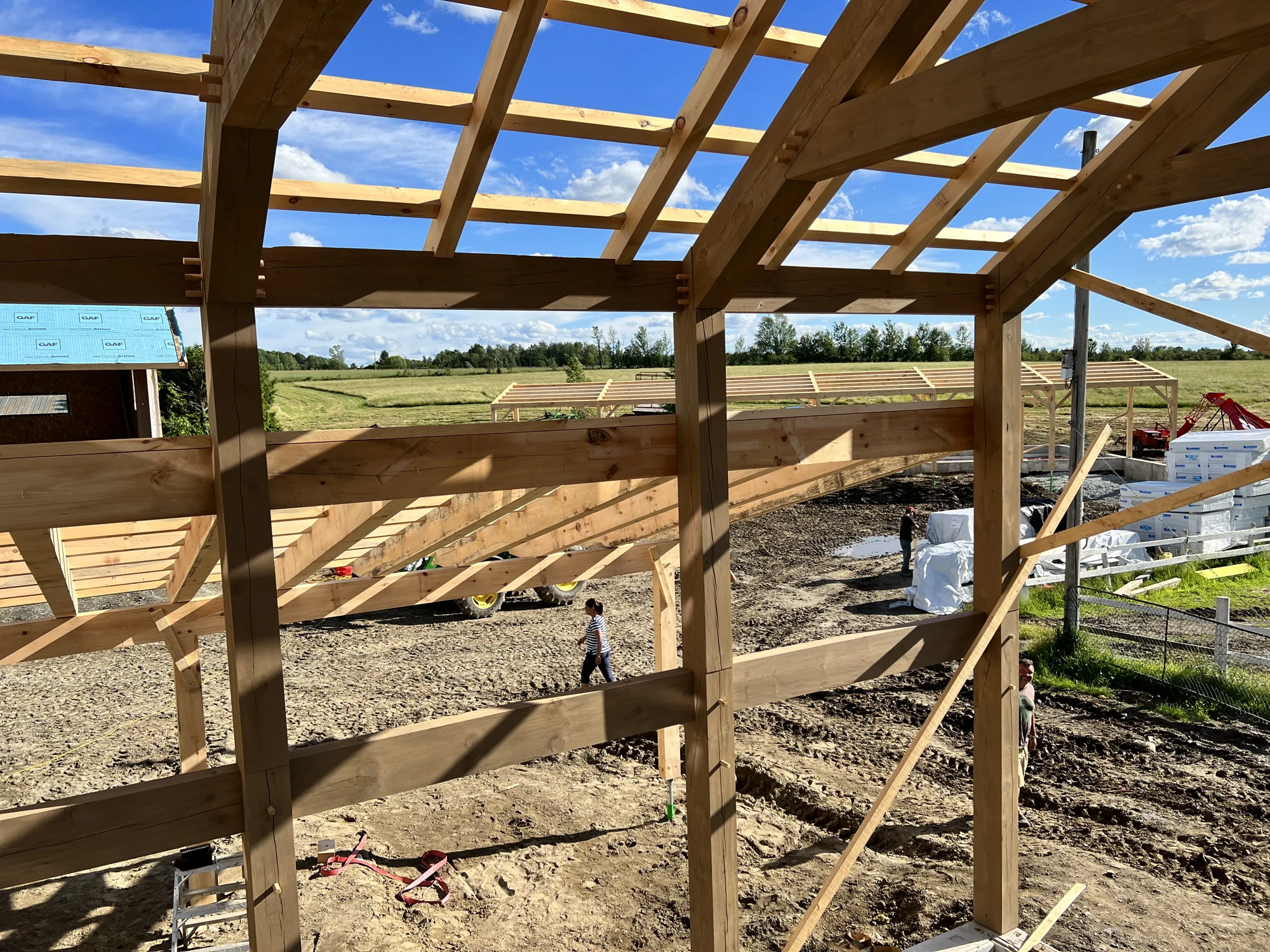 Poteaux, poutres et ossature de toiture de la grange en construction