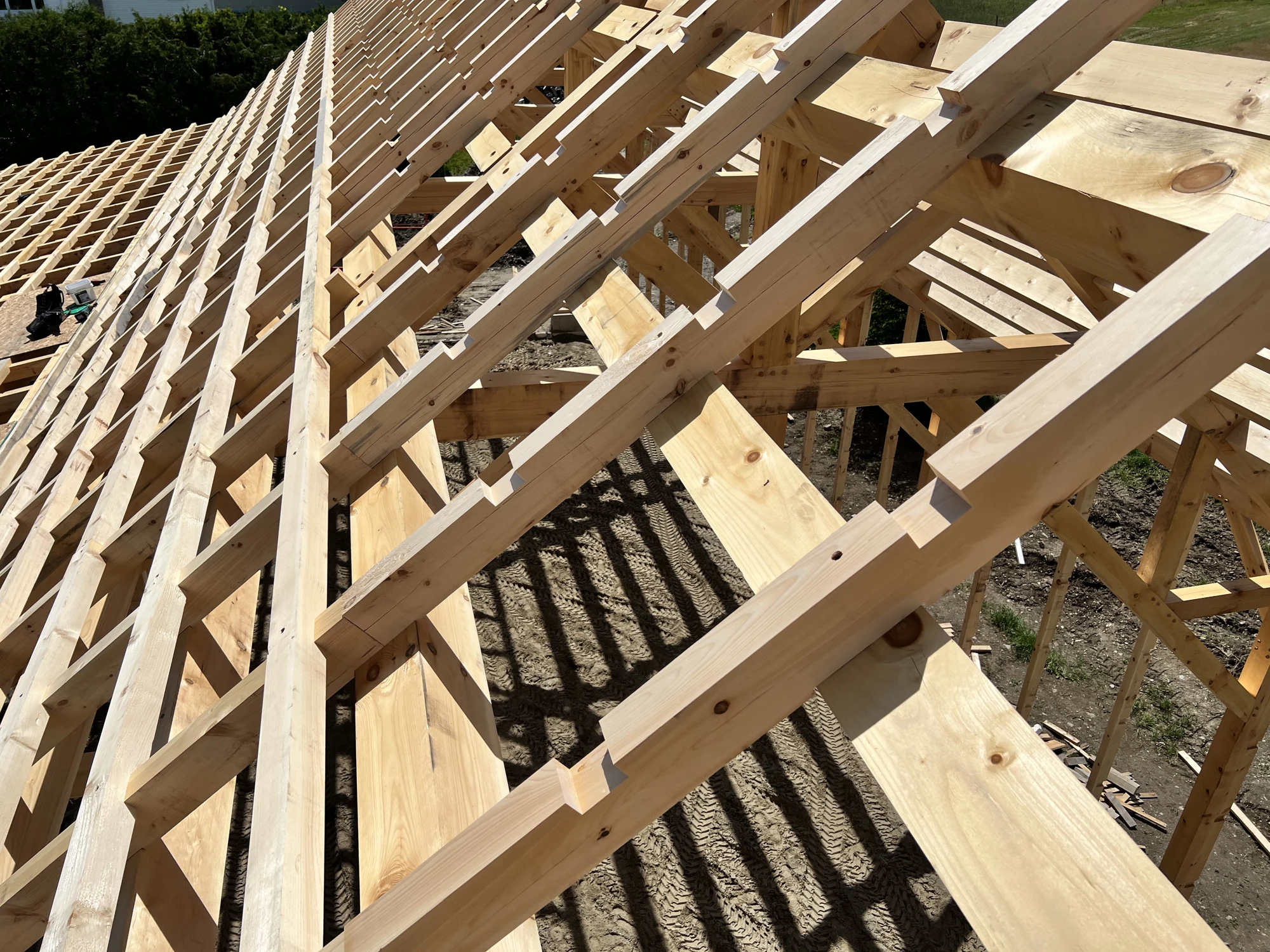 Alignement des chevrons de la toiture vu en plongée