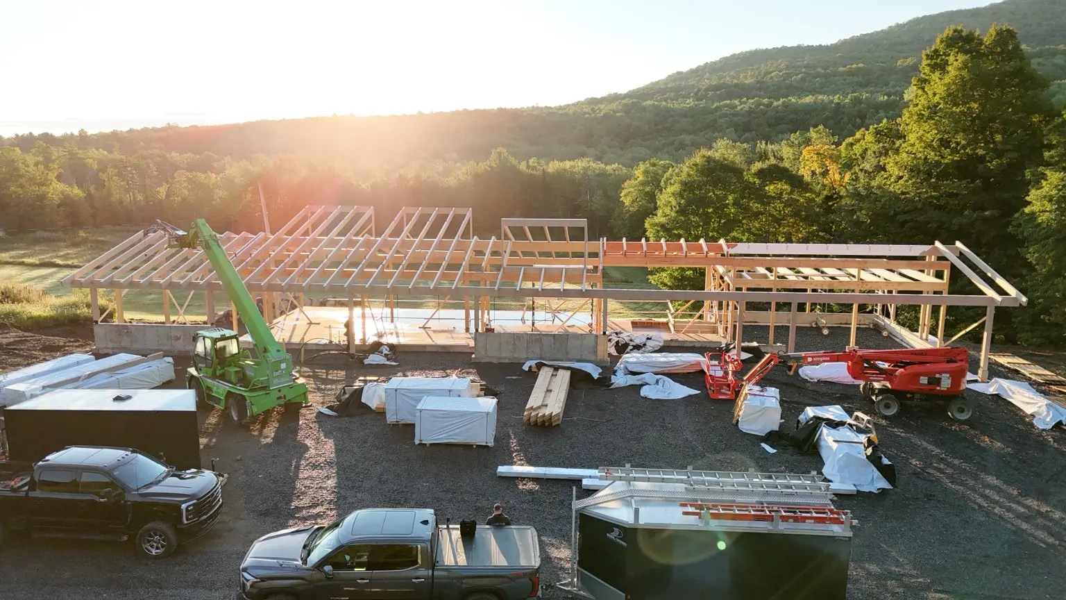Chantier de charpente au coucher du soleil