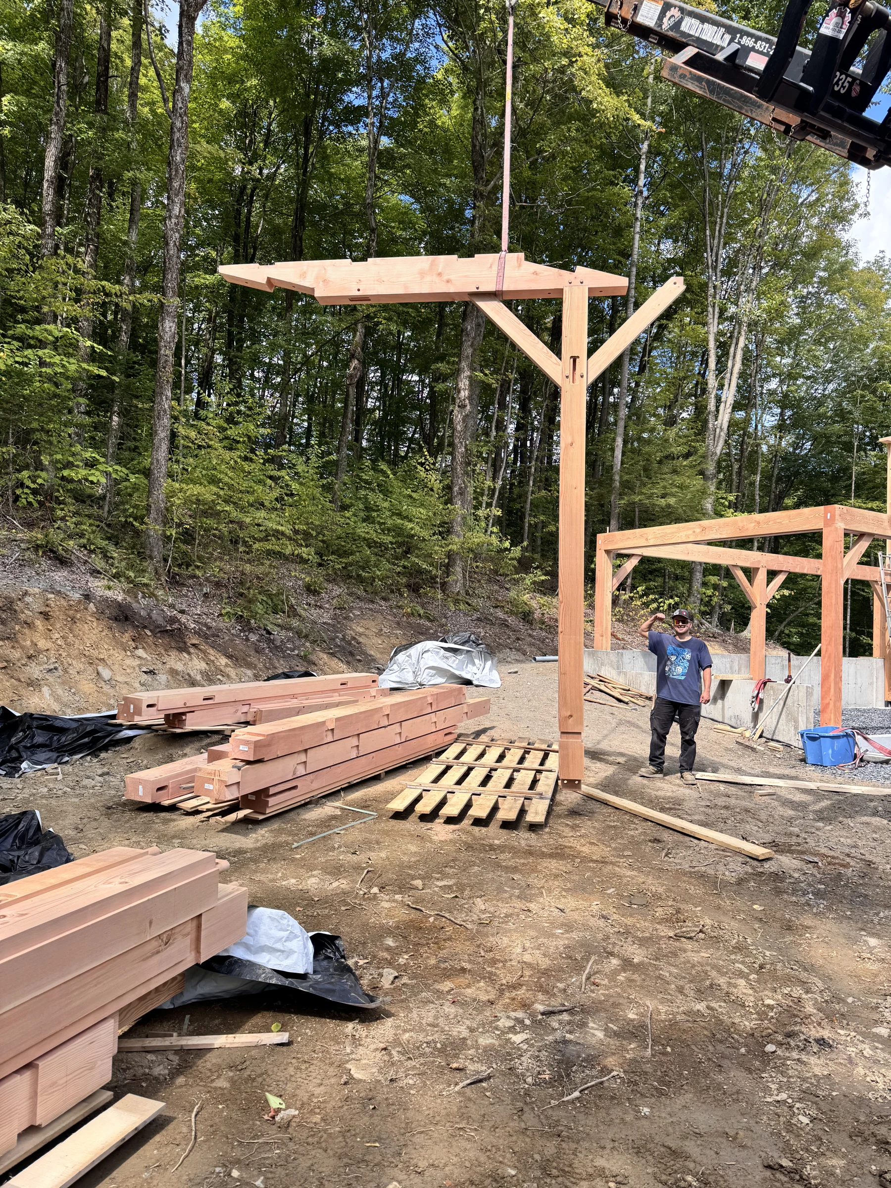 Levage d’un assemblage de poteau et poutre en bois massif sur le chantier
