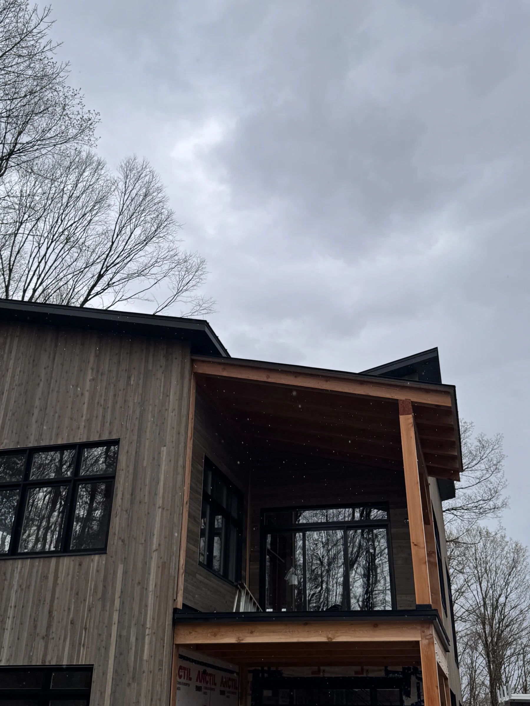 Façade de la résidence avec balcon couvert et structure apparente en bois
