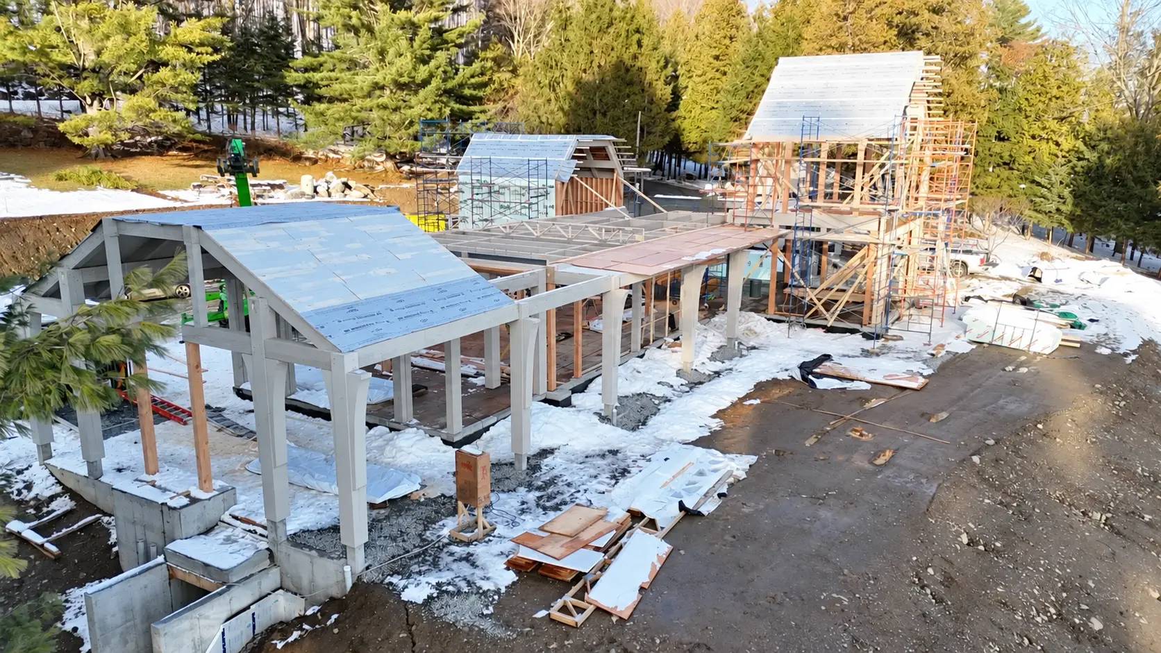 Vue aérienne d’un chantier complexe en hiver, sans personne